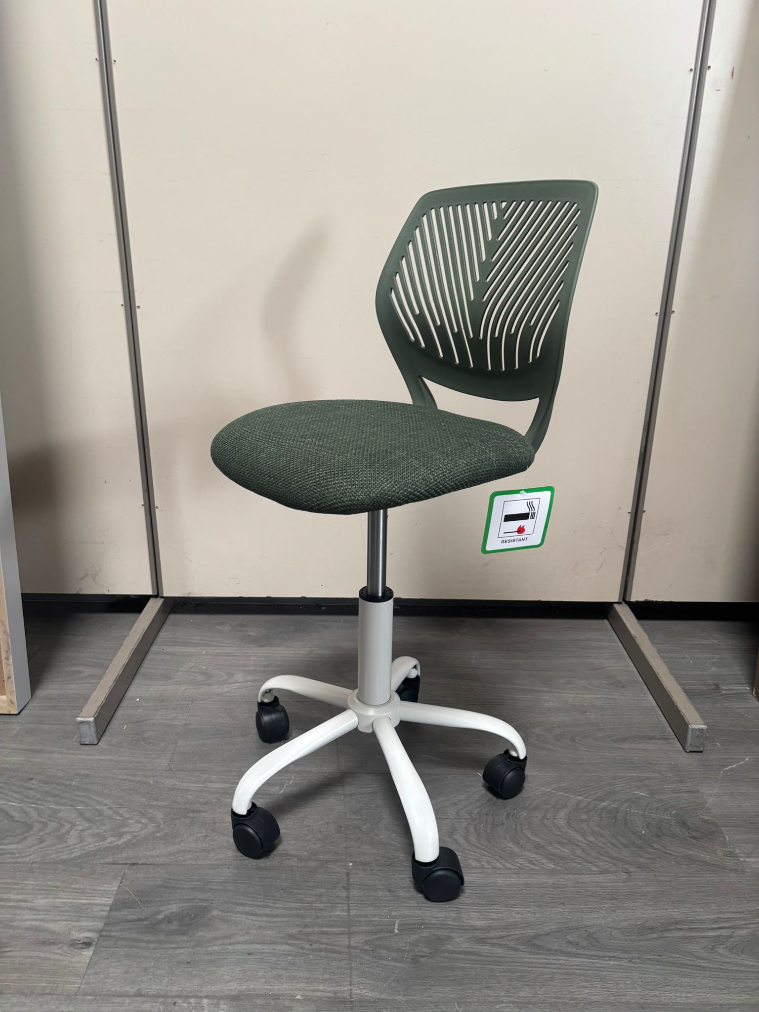 Chaise de bureau à roulettes rotative verte ou bleue réglable état neuf – H87 cm