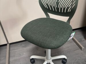 Chaise de bureau à roulettes rotative verte ou bleue réglable état neuf – H87 cm