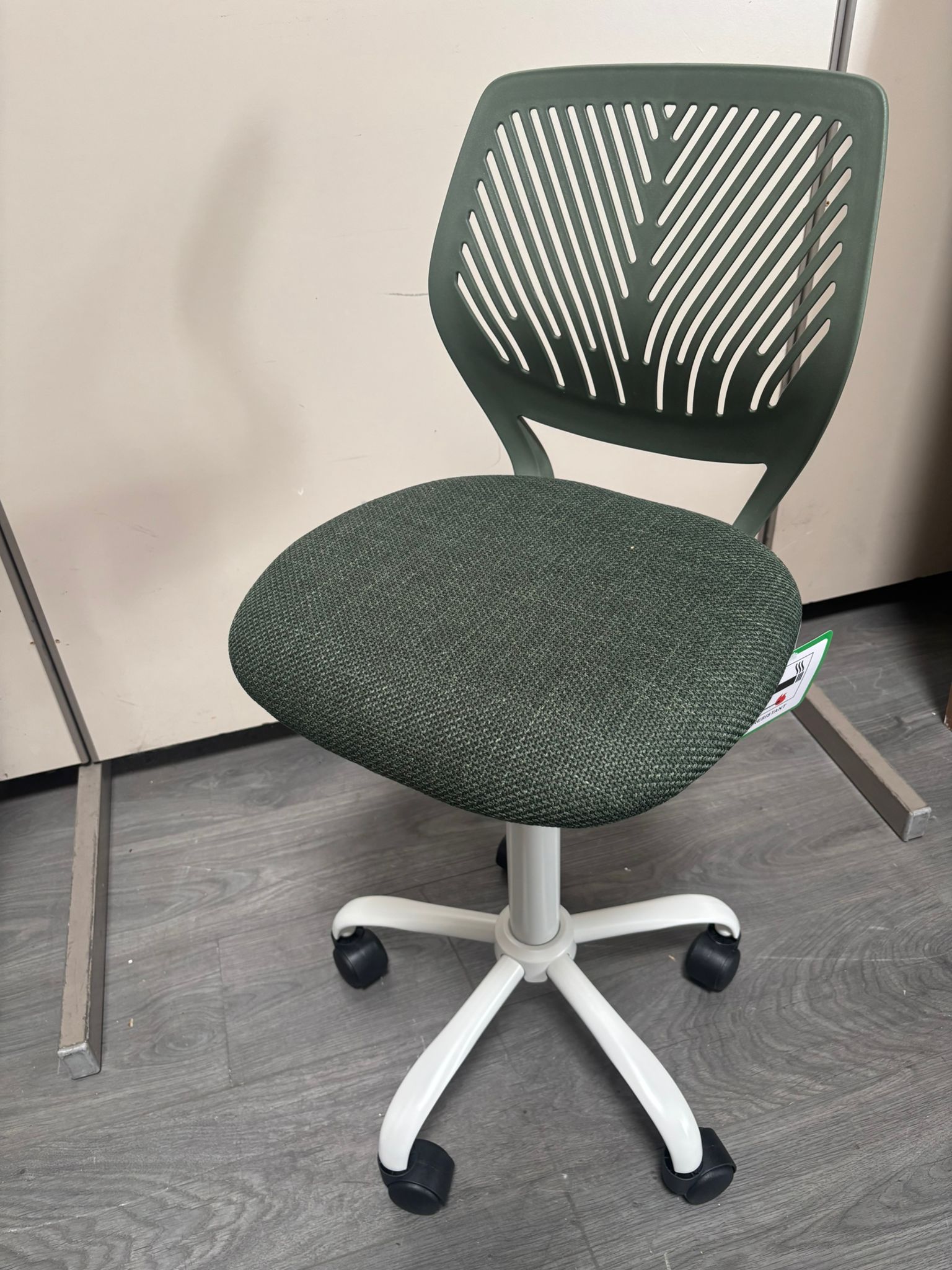 Chaise de bureau à roulettes rotative verte ou bleue réglable état neuf – H87 cm