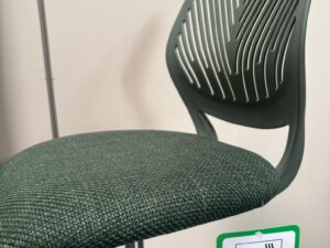 Chaise de bureau à roulettes rotative verte ou bleue réglable état neuf – H87 cm