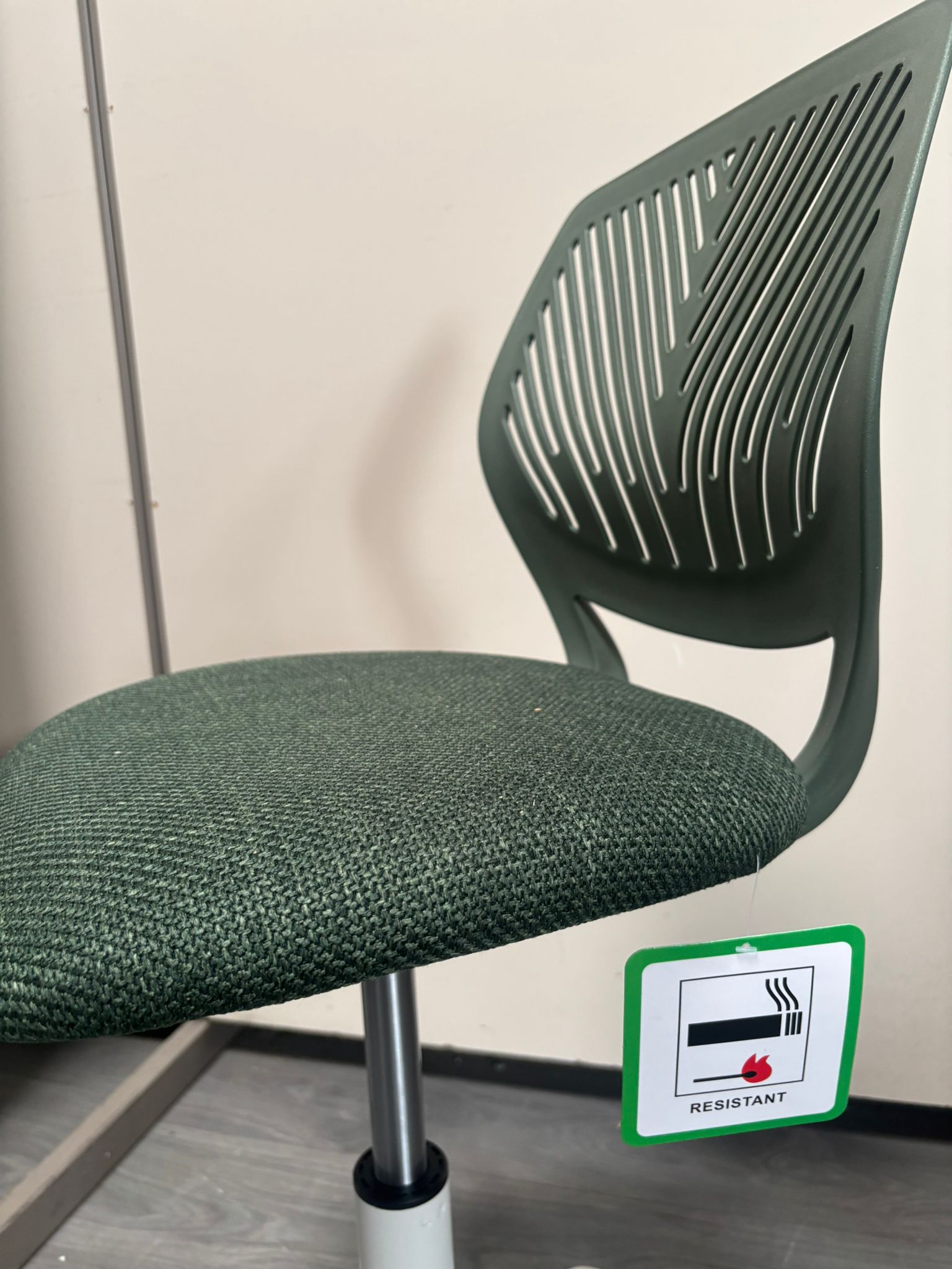 Chaise de bureau à roulettes rotative verte ou bleue réglable état neuf – H87 cm