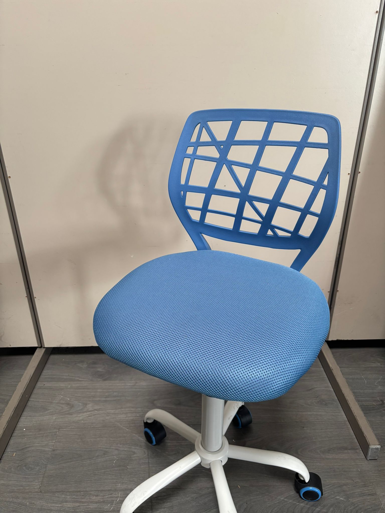 Chaise de bureau à roulettes rotative verte ou bleue réglable état neuf – H87 cm