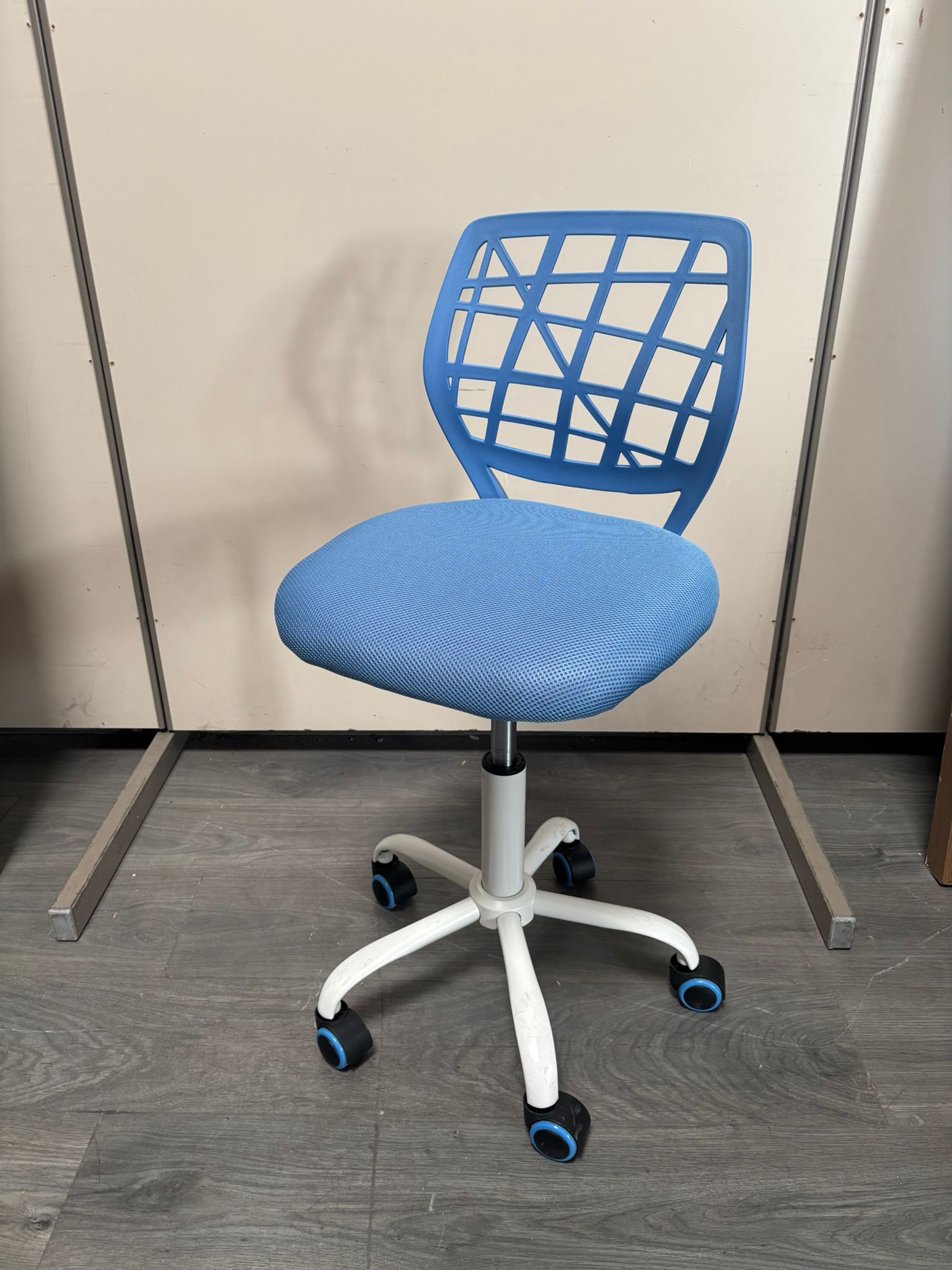 Chaise de bureau à roulettes rotative verte ou bleue réglable état neuf – H87 cm