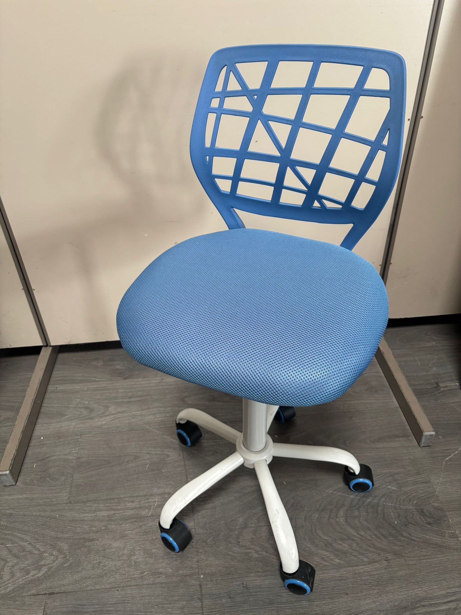 Chaise de bureau à roulettes rotative verte ou bleue réglable état neuf – H87 cm