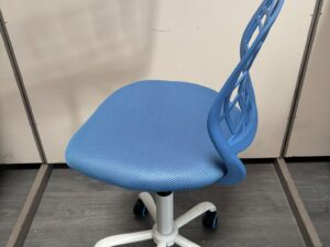 Chaise de bureau à roulettes rotative verte ou bleue réglable état neuf – H87 cm