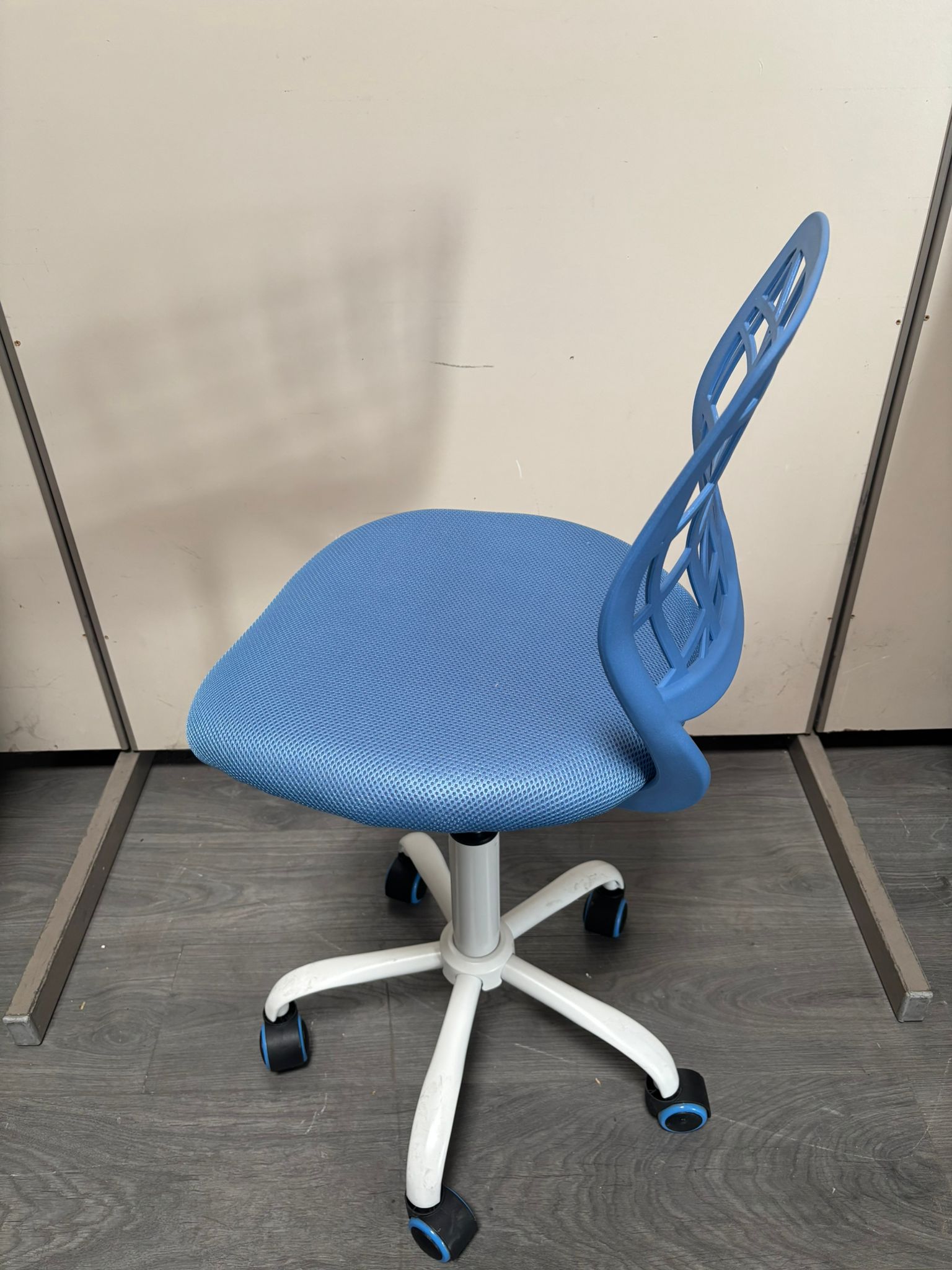 Chaise de bureau à roulettes rotative verte ou bleue réglable état neuf – H87 cm
