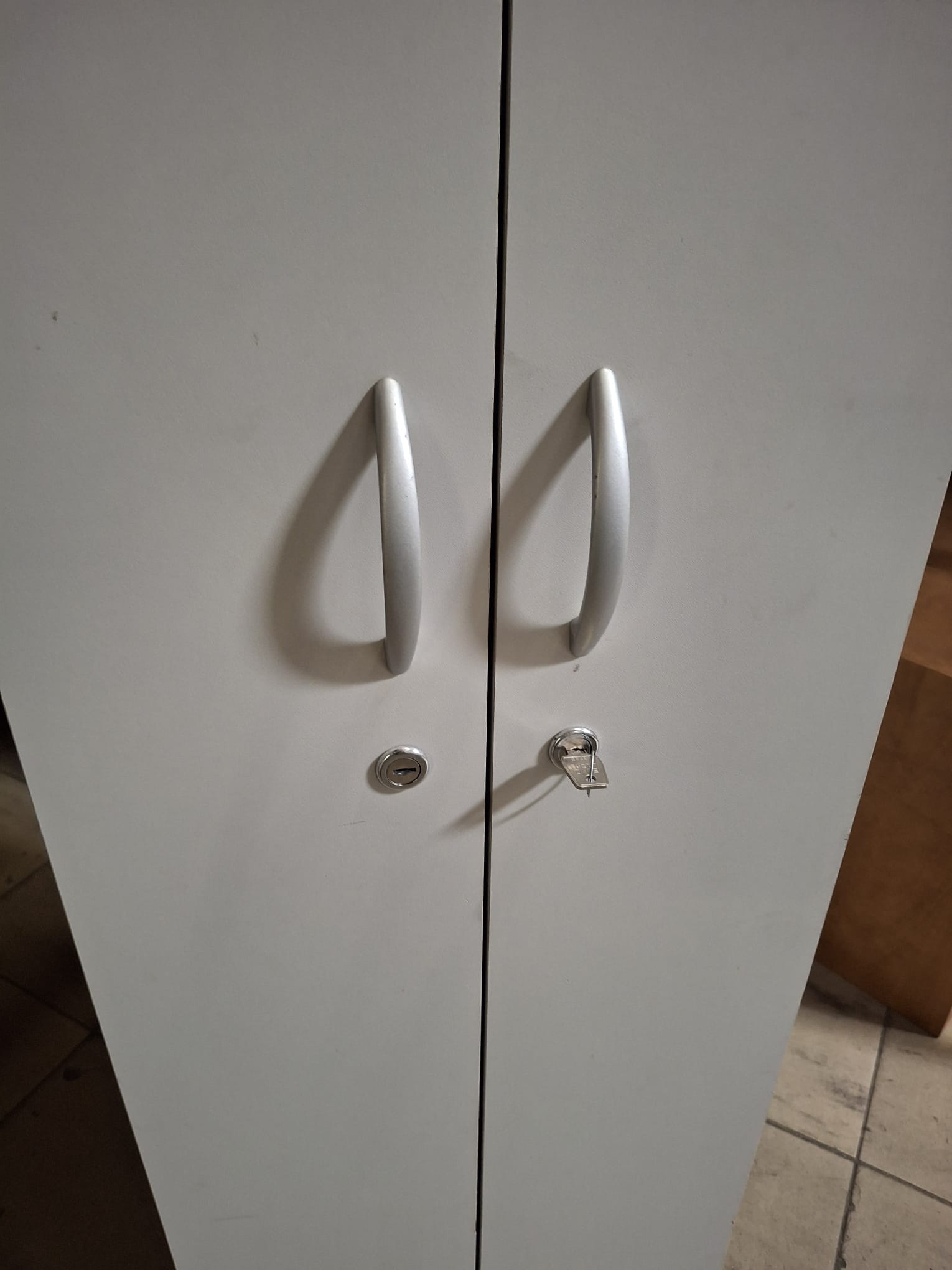 Bloc vestiaire bois gris 2 portes coulissantes – L40 x P52 x H185 cm