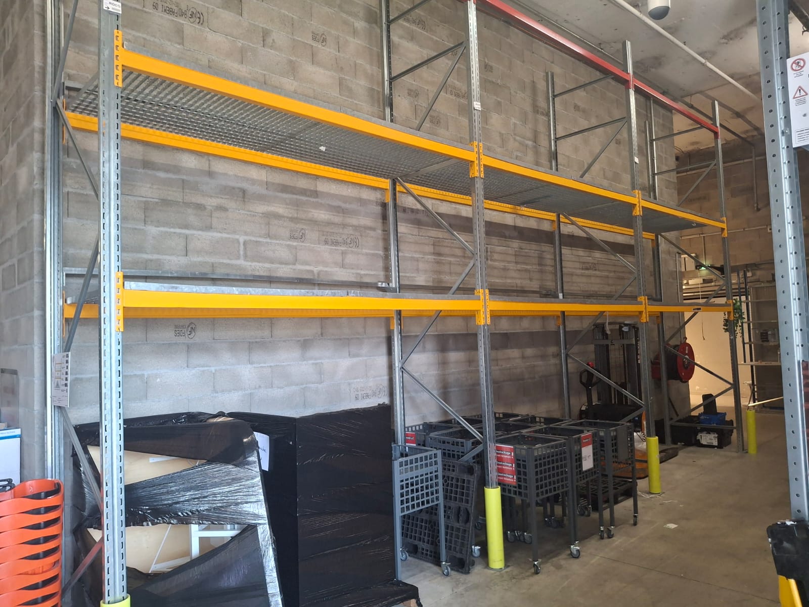 Lot de 3 racks de stockage lourds métalliques – L850 x P124 x H510 cm Leur structure métallique assure une excellente stabilité et une grande capacité de stockage. Les niveaux sont équipés de caillebotis métalliques pour un stockage sécurisé. Caractéristiques : Type : Rack de stockage lourd Matière : Métal Coloris : Gris / Jaune Conditionnement : Lot de 3 racks Équipement : Niveaux avec caillebotis métalliques Utilisation : Entrepôt, réserve, stockage de palettes et charges lourdes Dimensions de l'ensemble : Longueur : 850 cm Profondeur : 124 cm Hauteur : 510 cm