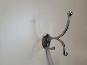 Patère murale métallique grise à 3 crochets – H17 x L14 cm