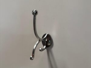 Patère murale métallique grise à 3 crochets – H17 x L14 cm