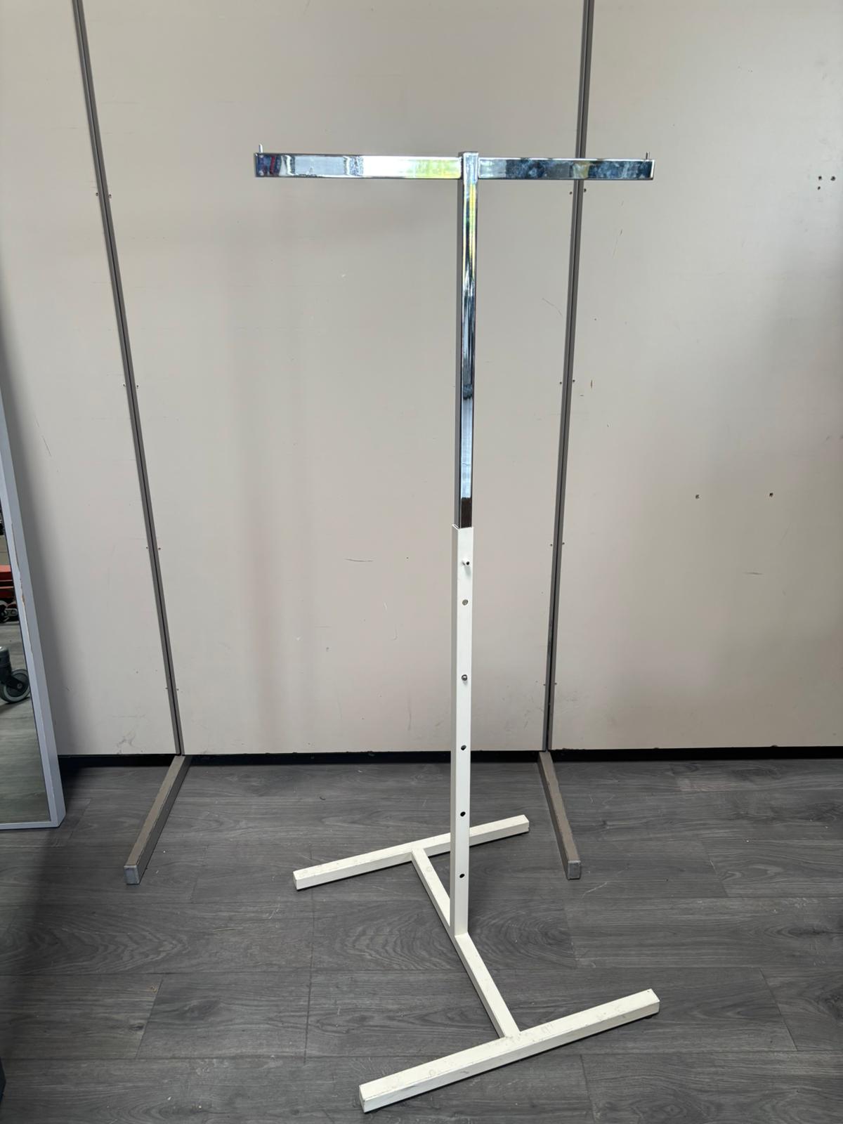 Portant droit en T réglable gris métallique – H105 à 165 cm