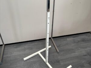 Portant droit en T réglable gris métallique – H105 à 165 cm