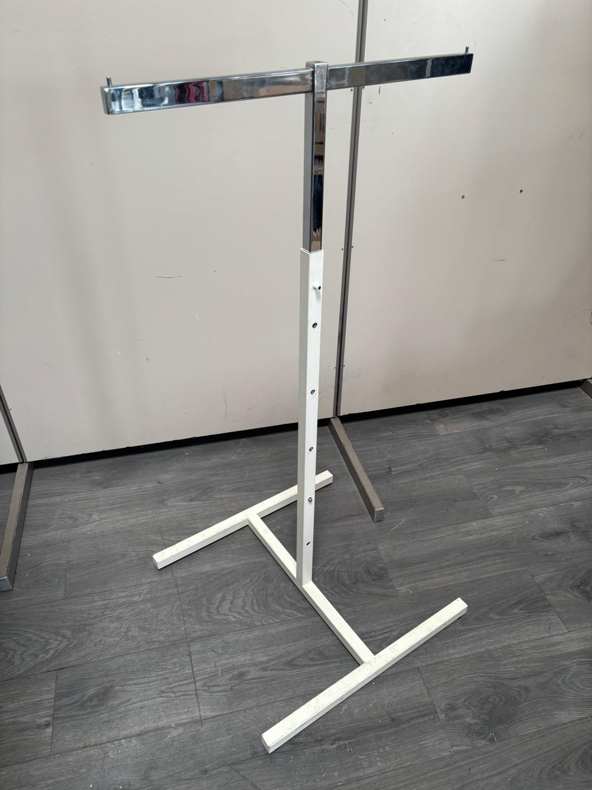 Portant droit en T réglable gris métallique – H105 à 165 cm