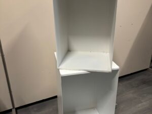 Lot de 2 podiums / niches de présentation blancs métalliques dissociables