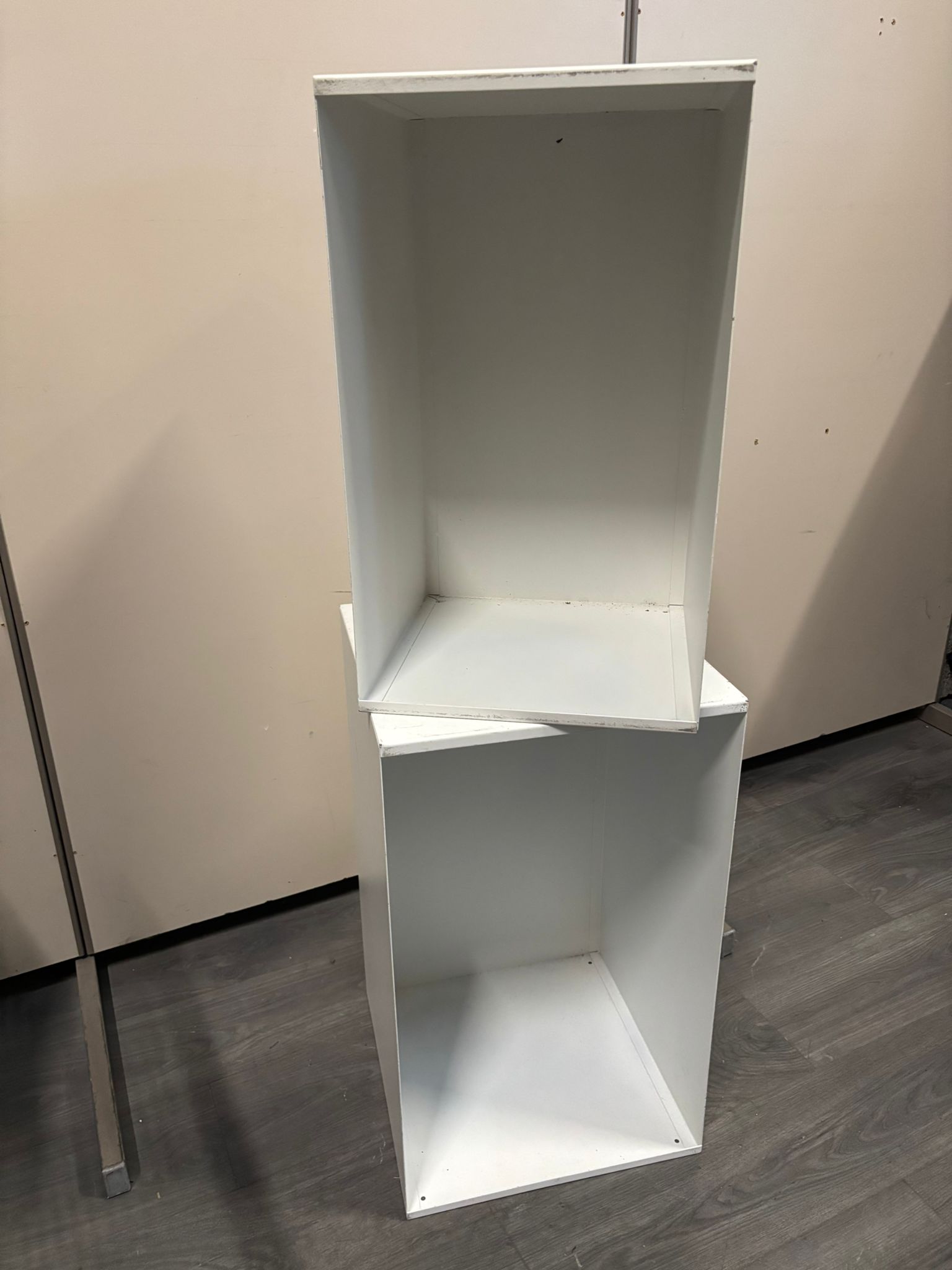 Lot de 2 podiums / niches de présentation blancs métalliques dissociables