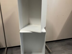 Lot de 2 podiums / niches de présentation blancs métalliques dissociables