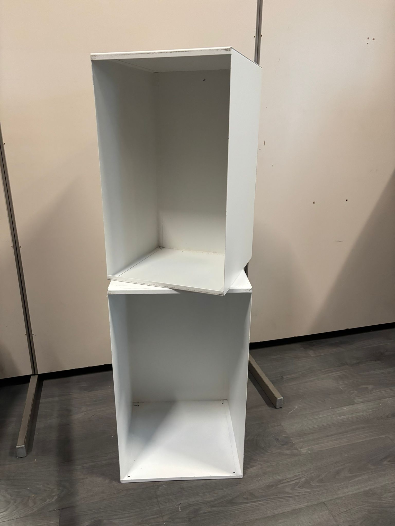 Lot de 2 podiums / niches de présentation blancs métalliques dissociables