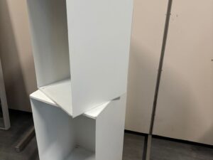 Lot de 2 podiums / niches de présentation blancs métalliques dissociables
