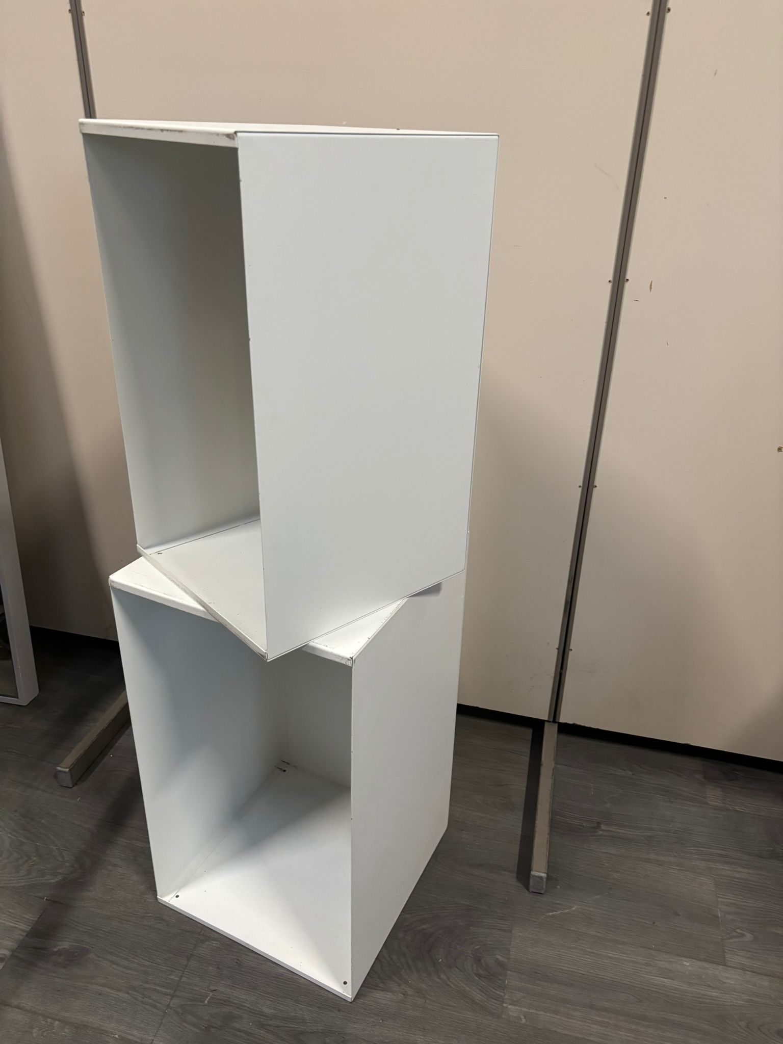 Lot de 2 podiums / niches de présentation blancs métalliques dissociables