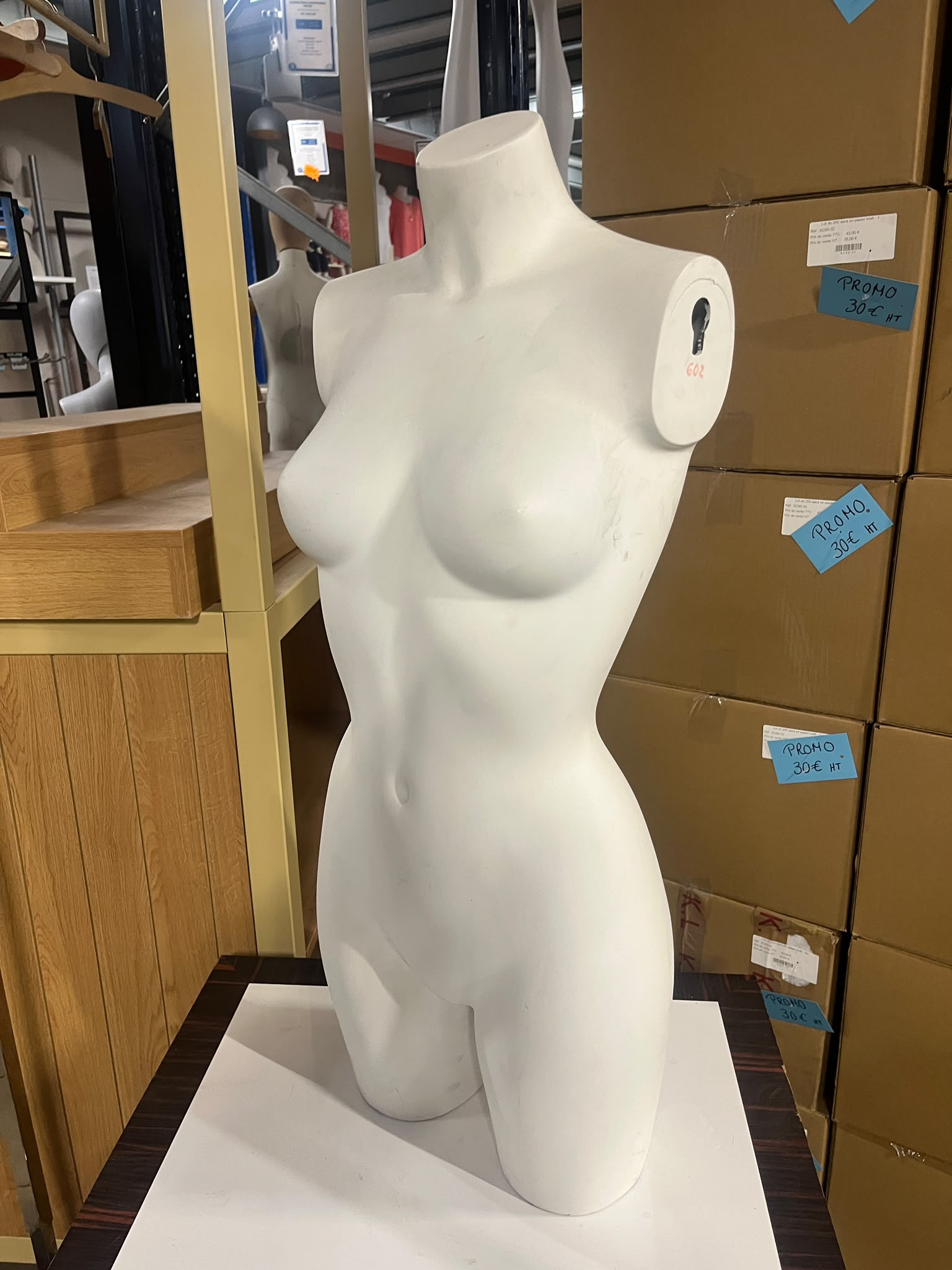 Mannequin buste femme fibre de verre blanc demi-cuisse – H87 cm