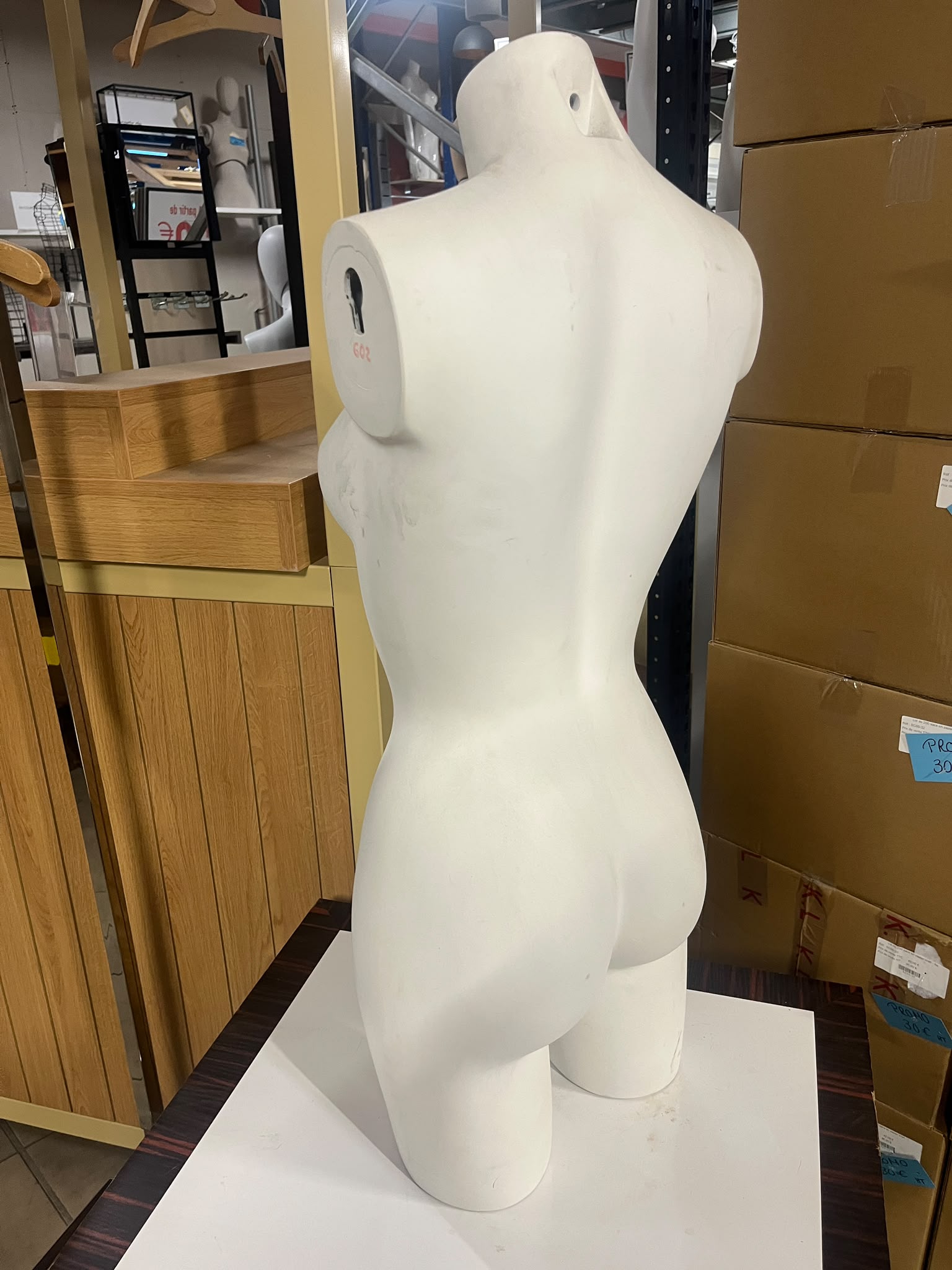 Mannequin buste femme fibre de verre blanc demi-cuisse – H87 cm