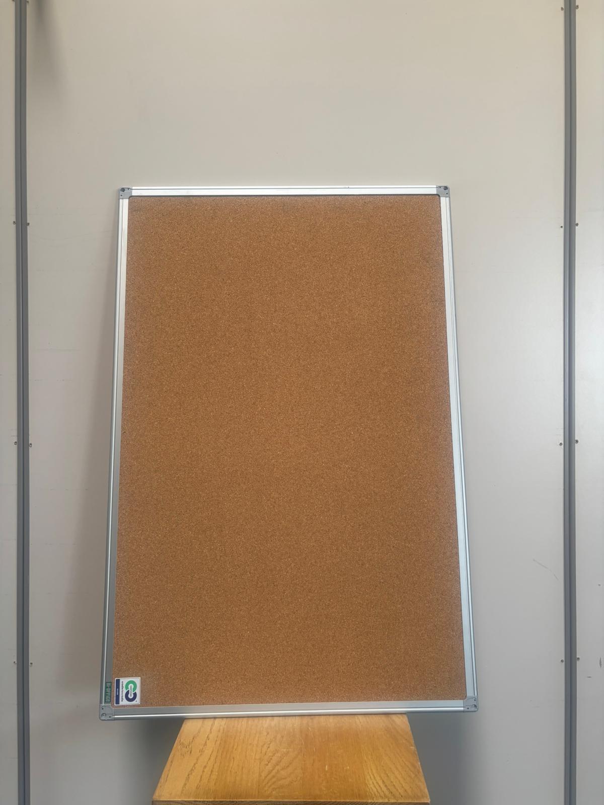 Tableau d'affichage en liège avec cadre métallique – L90 x H60 cm