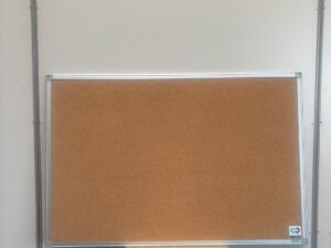 Tableau d’affichage en liège avec cadre métallique – L90 x H60 cm