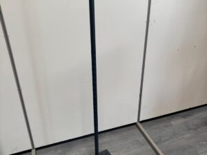 Portant droit en T métallique noir – H147 cm