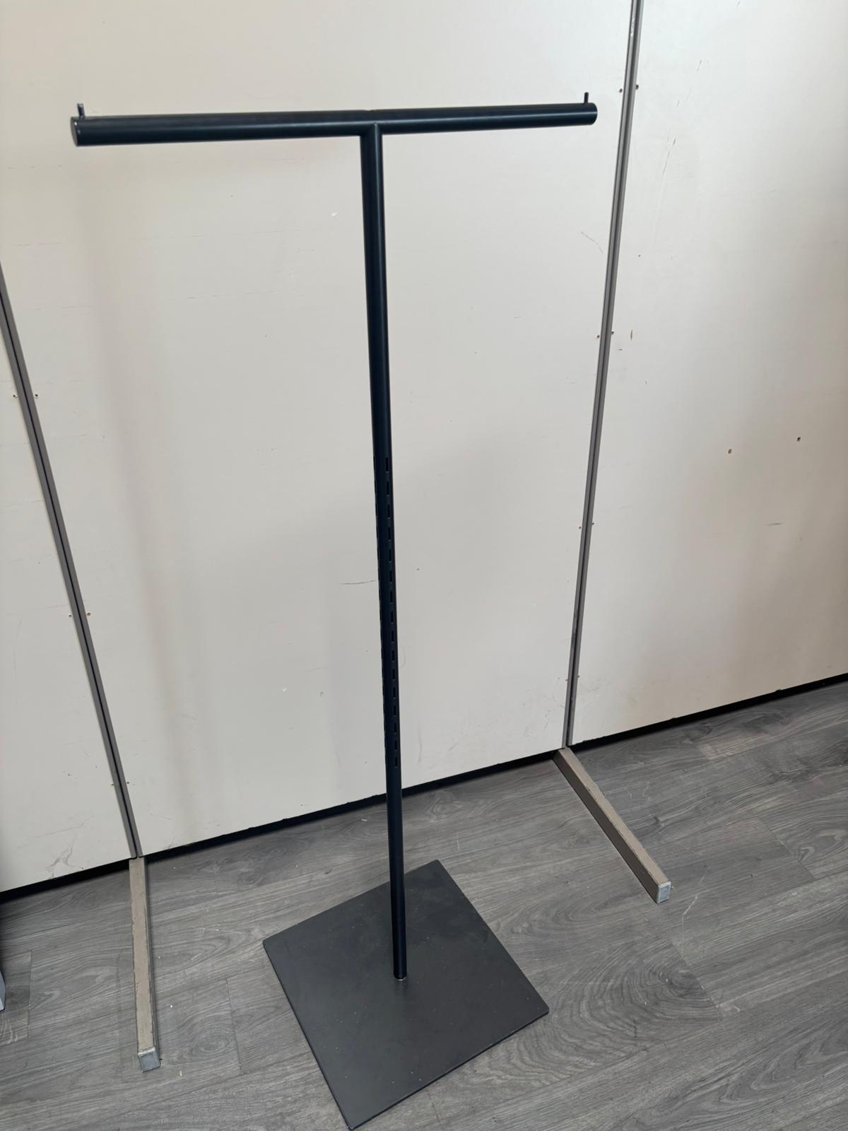 Portant droit en T métallique noir – H147 cm