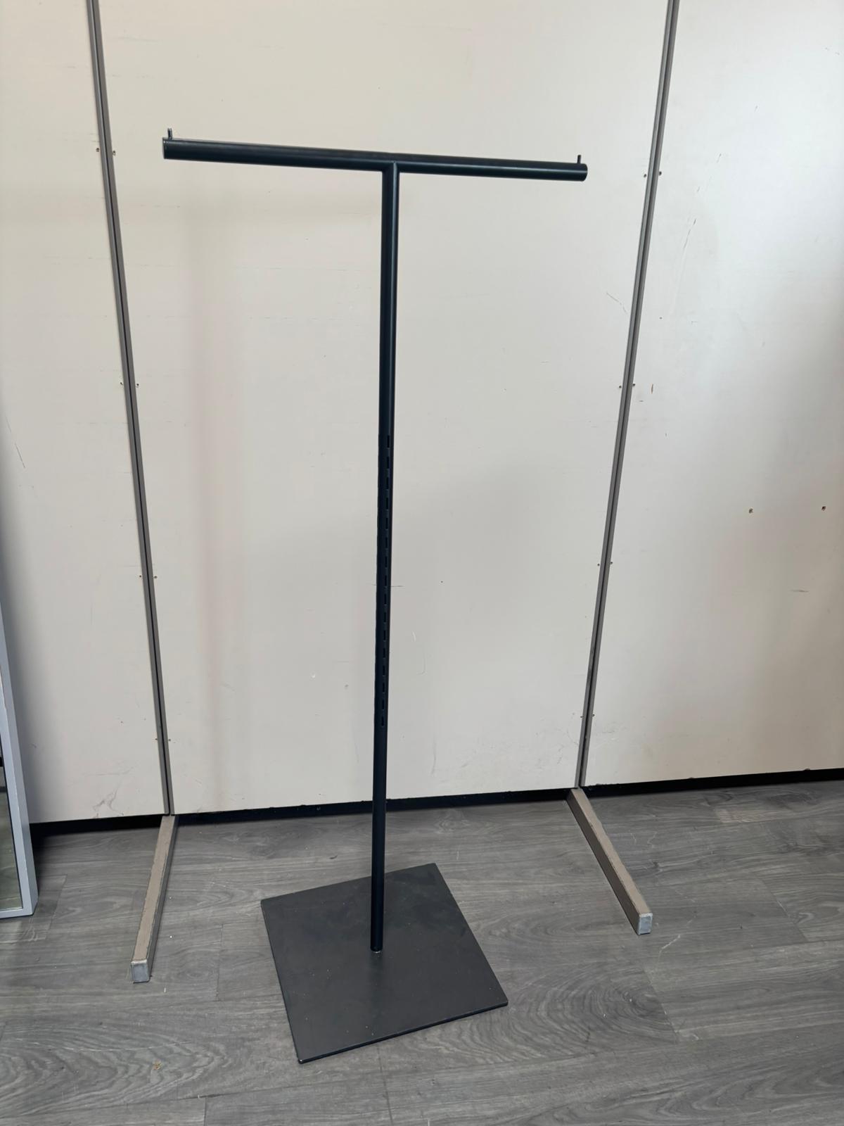 Portant droit en T métallique noir – H147 cm