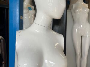 Mannequin femme en fibre de verre blanc sur socle métallique – H182 cm