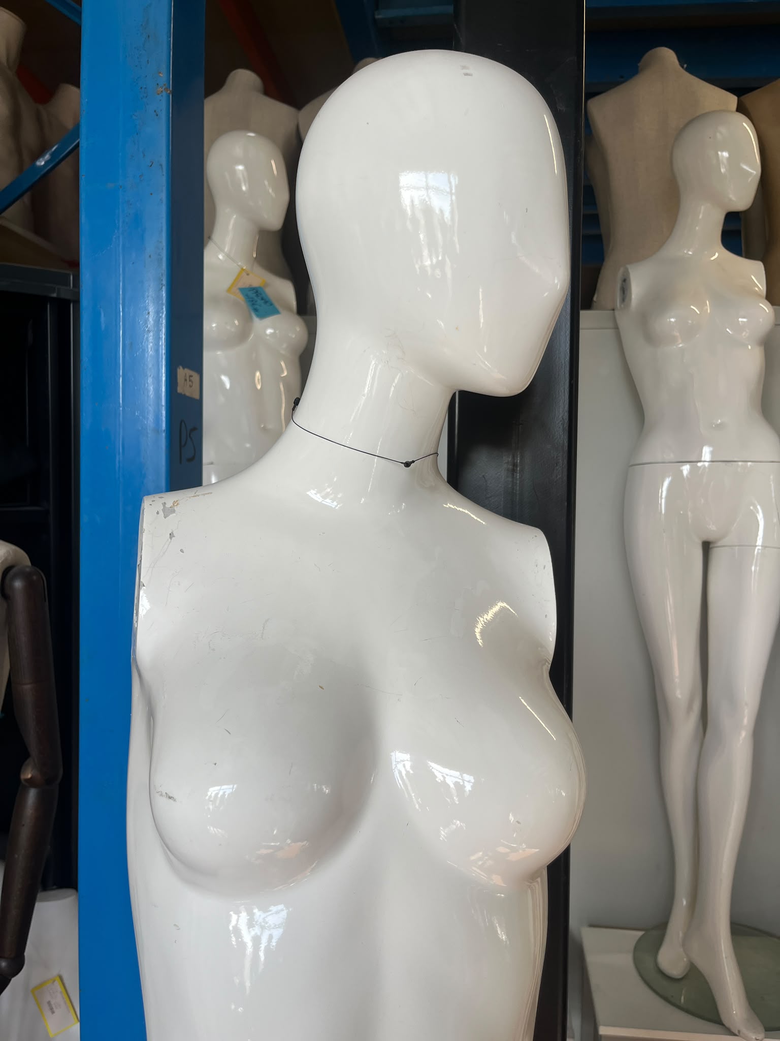 Mannequin femme en fibre de verre blanc sur socle métallique – H182 cm