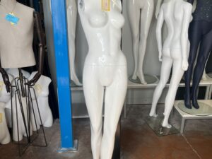 Mannequin femme en fibre de verre blanc sur socle métallique – H182 cm