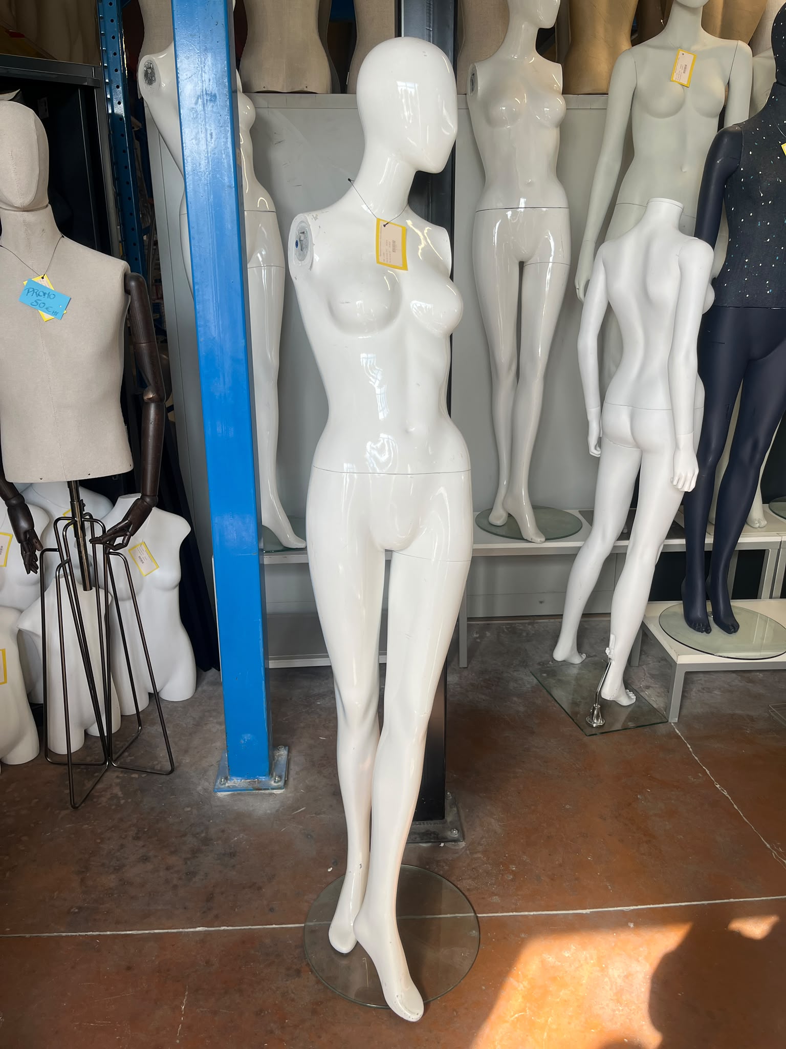 Mannequin femme en fibre de verre blanc sur socle métallique – H182 cm