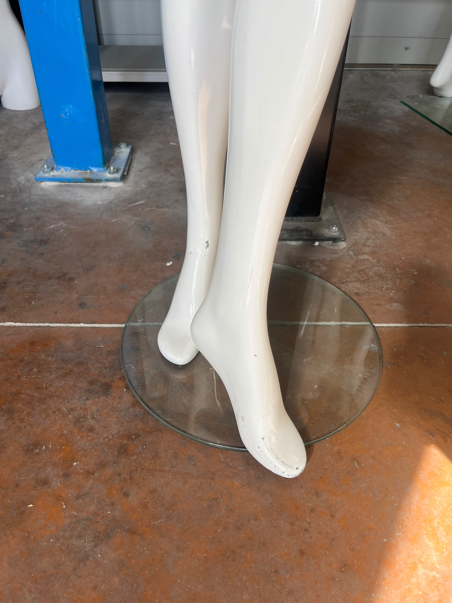 Mannequin femme en fibre de verre blanc sur socle métallique – H182 cm