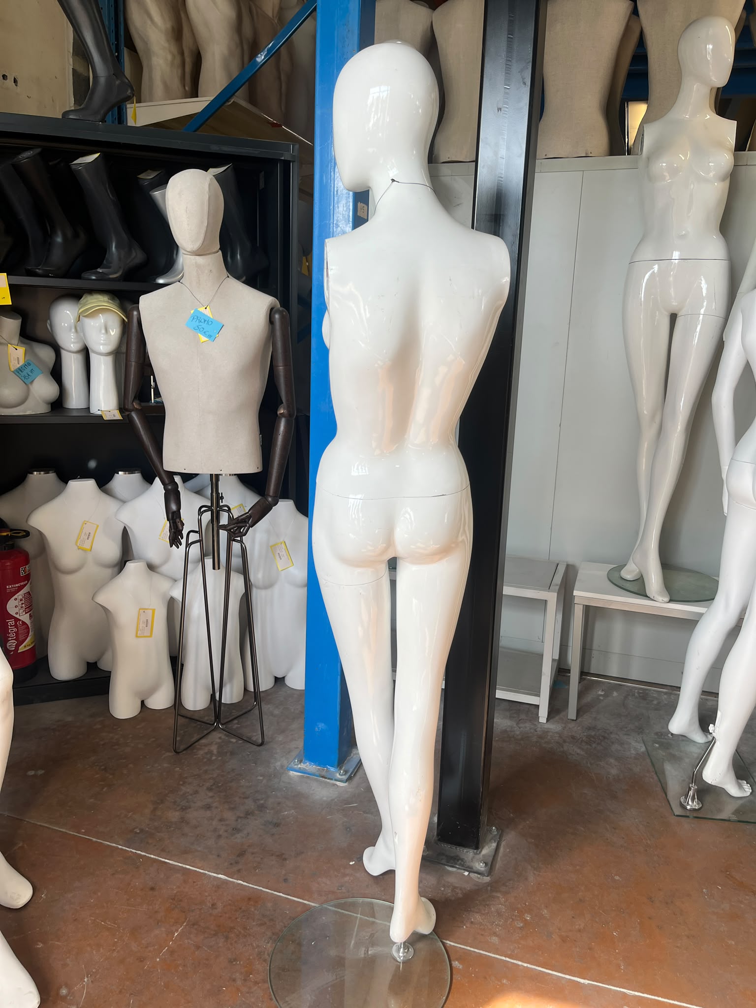 Mannequin femme en fibre de verre blanc sur socle métallique – H182 cm