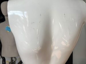 Mannequin femme en fibre de verre blanc sur socle métallique – H182 cm