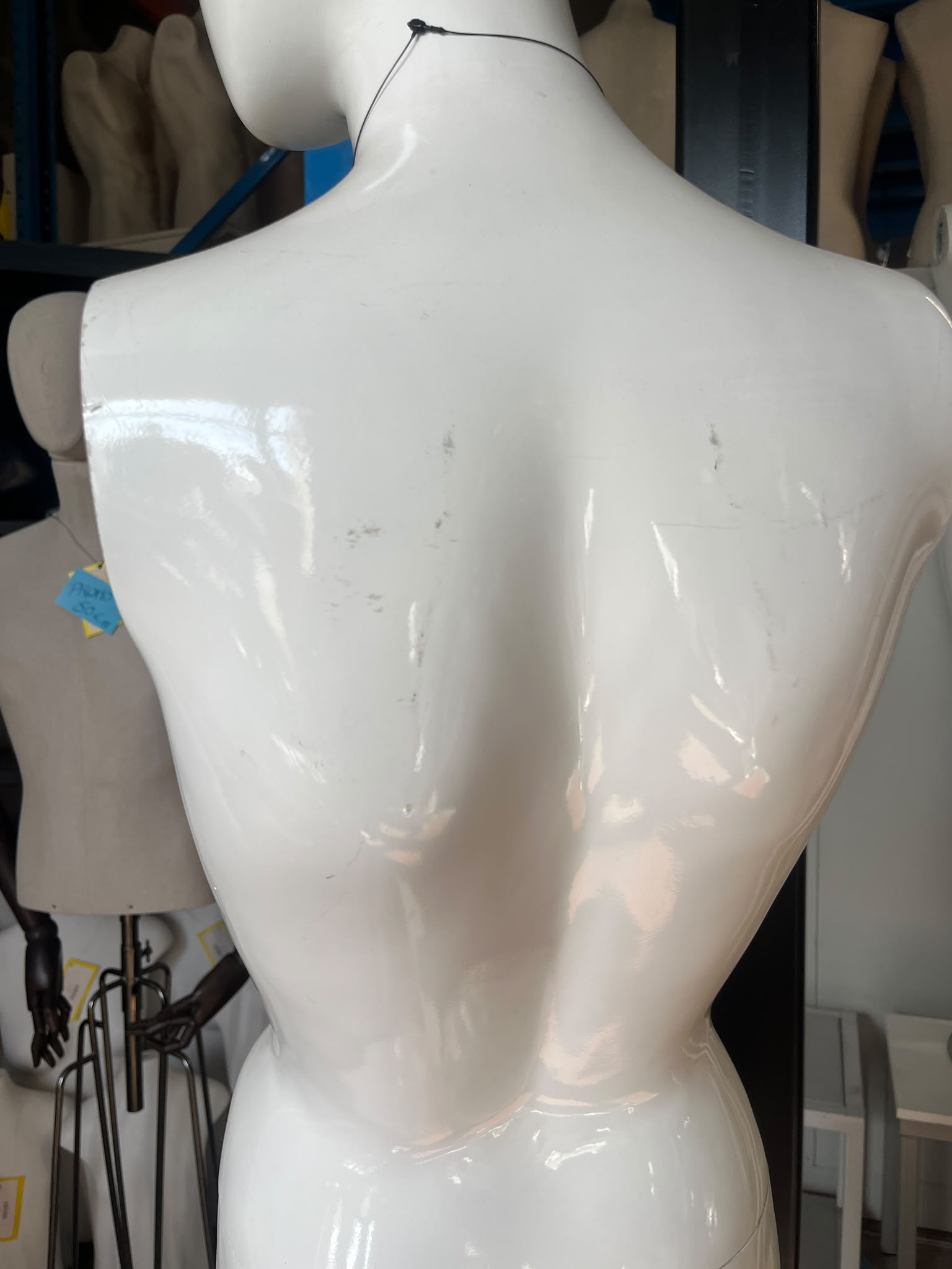 Mannequin femme en fibre de verre blanc sur socle métallique – H182 cm