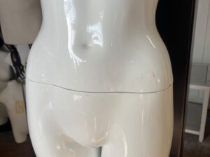 Mannequin femme en fibre de verre blanc sur socle métallique – H182 cm