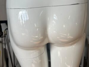 Mannequin femme en fibre de verre blanc sur socle métallique – H182 cm
