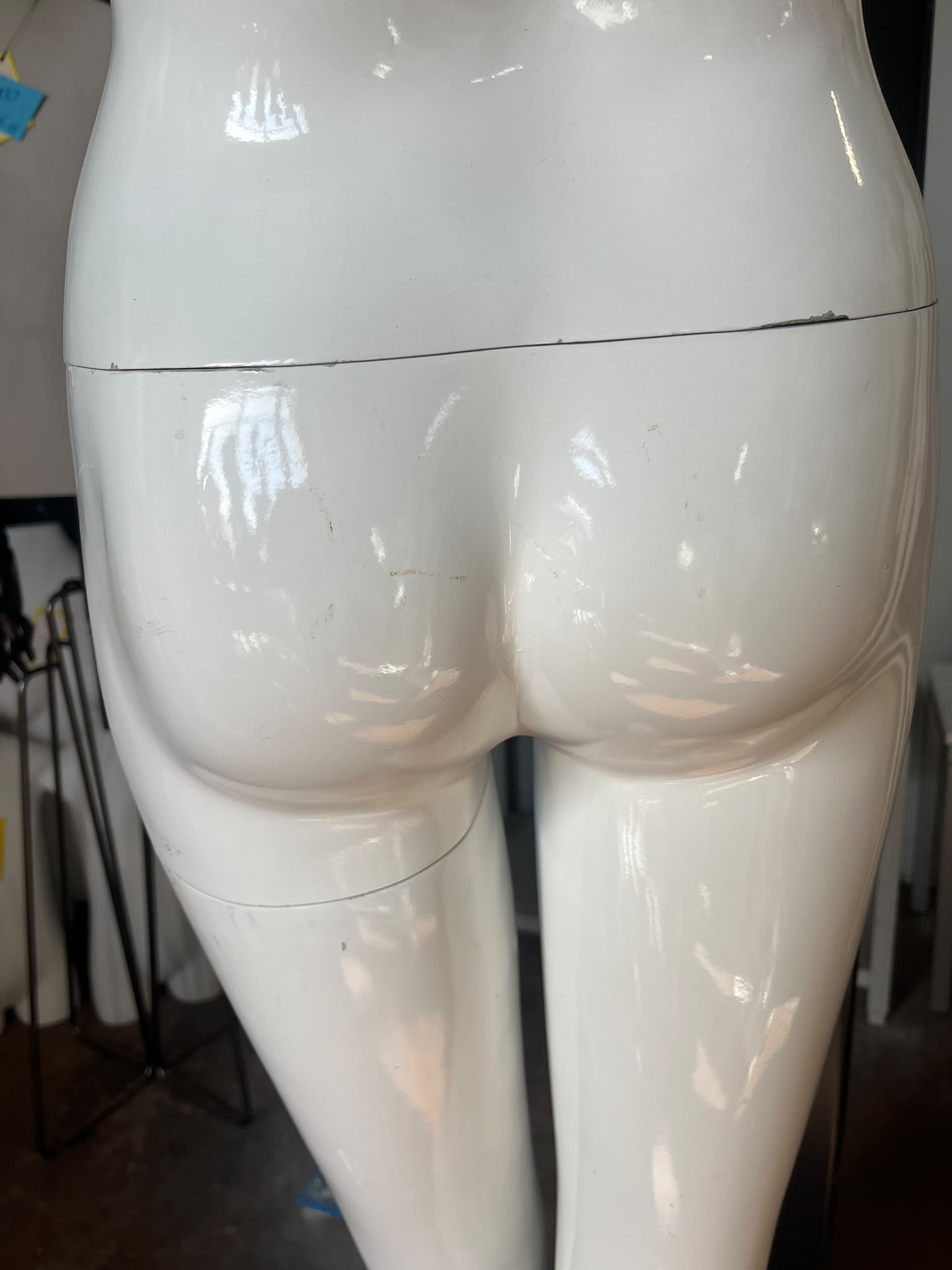 Mannequin femme en fibre de verre blanc sur socle métallique – H182 cm