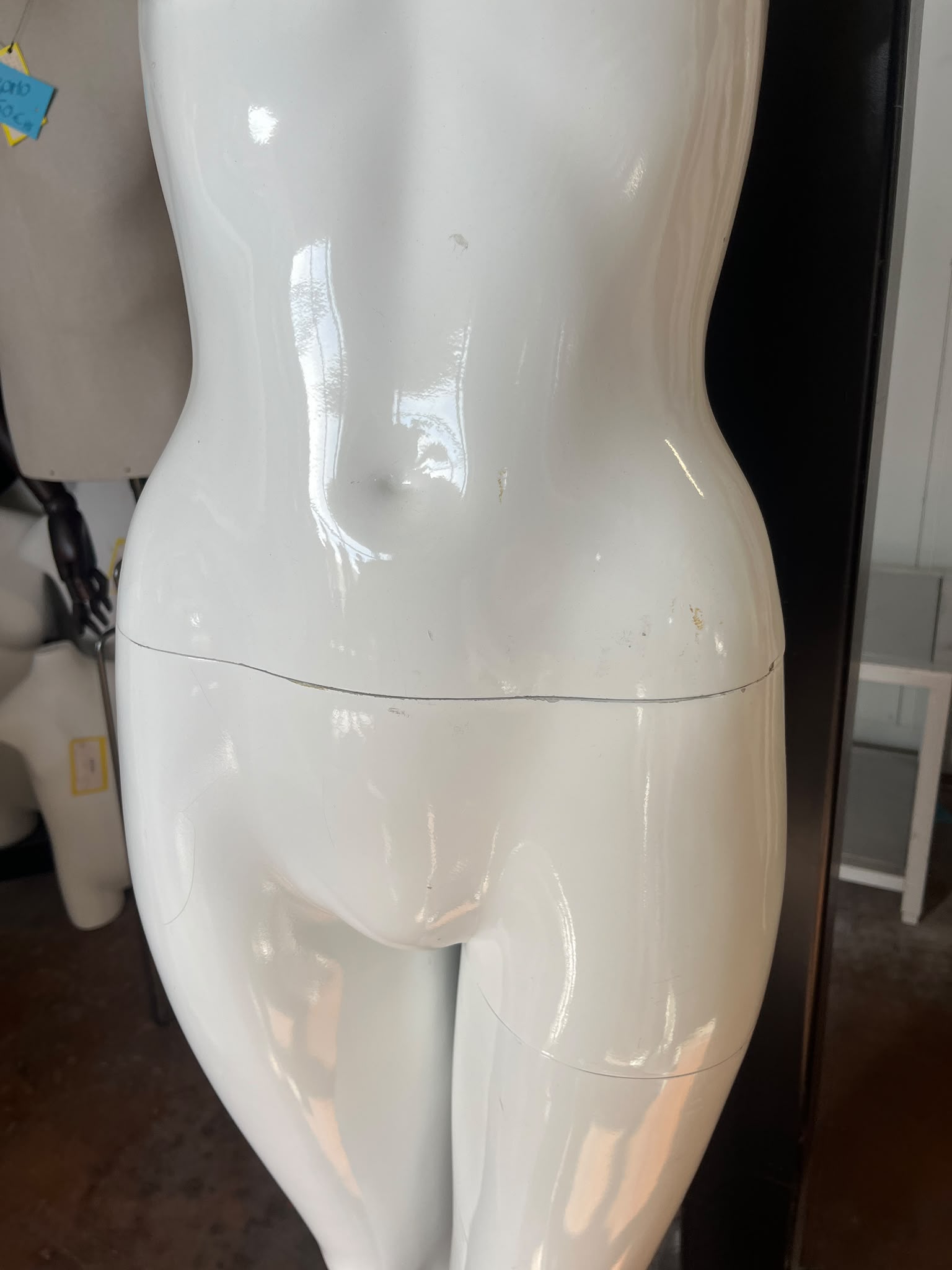 Mannequin femme en fibre de verre blanc sur socle métallique – H182 cm