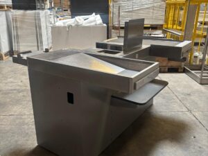 Sortie de caisse métallique gris et chrome – L146 x P85 cm