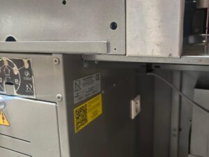 Sortie de caisse métallique gris et chrome – L146 x P85 cm