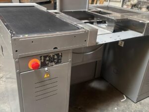 Sortie de caisse métallique gris et chrome – L146 x P85 cm