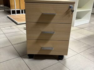 Caisson de bureau sur roulettes en bois beige avec serrure – H60 x L42 x P55,5 cm