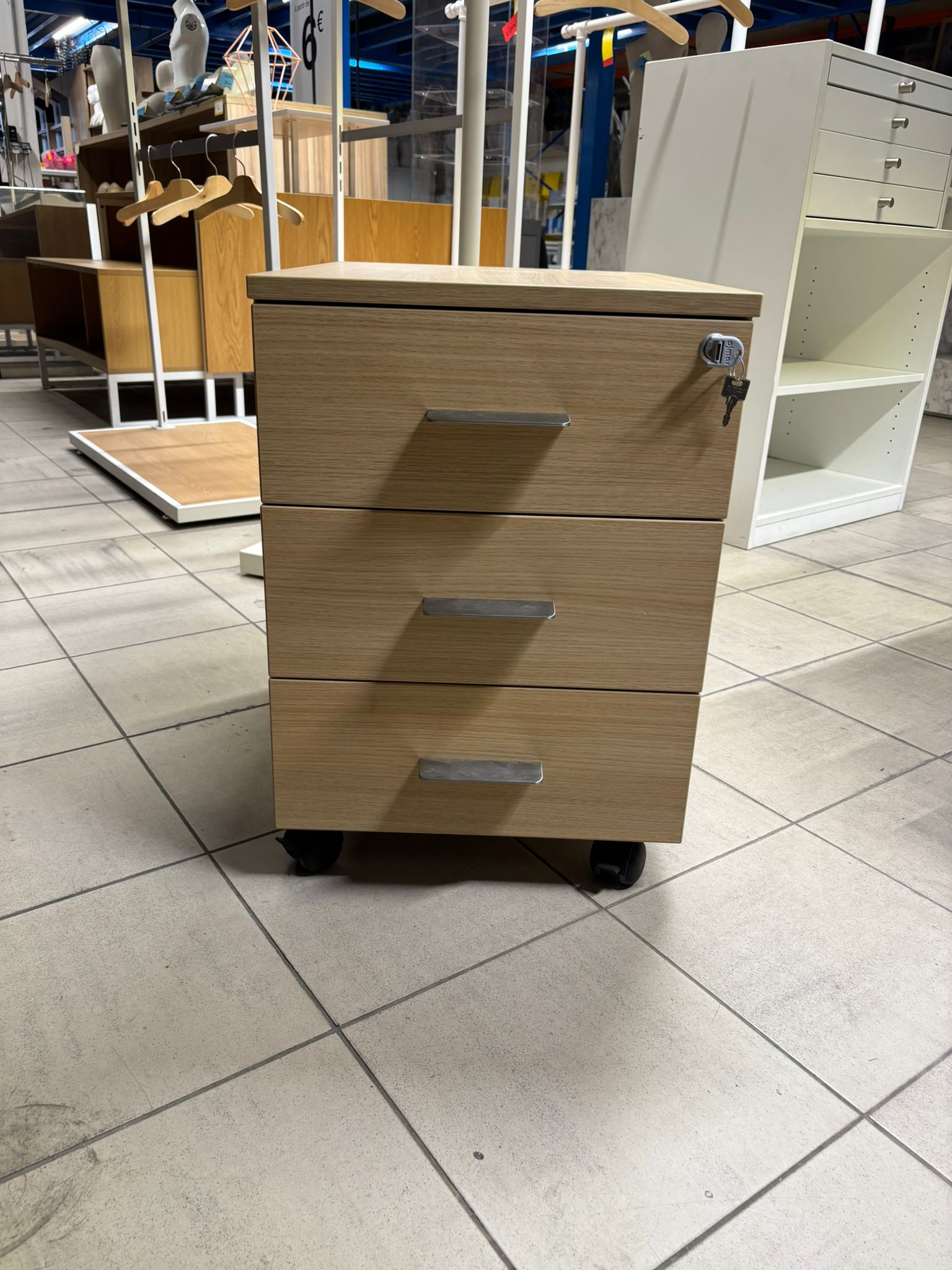 Caisson de bureau sur roulettes en bois beige avec serrure – H60 x L42 x P55,5 cm