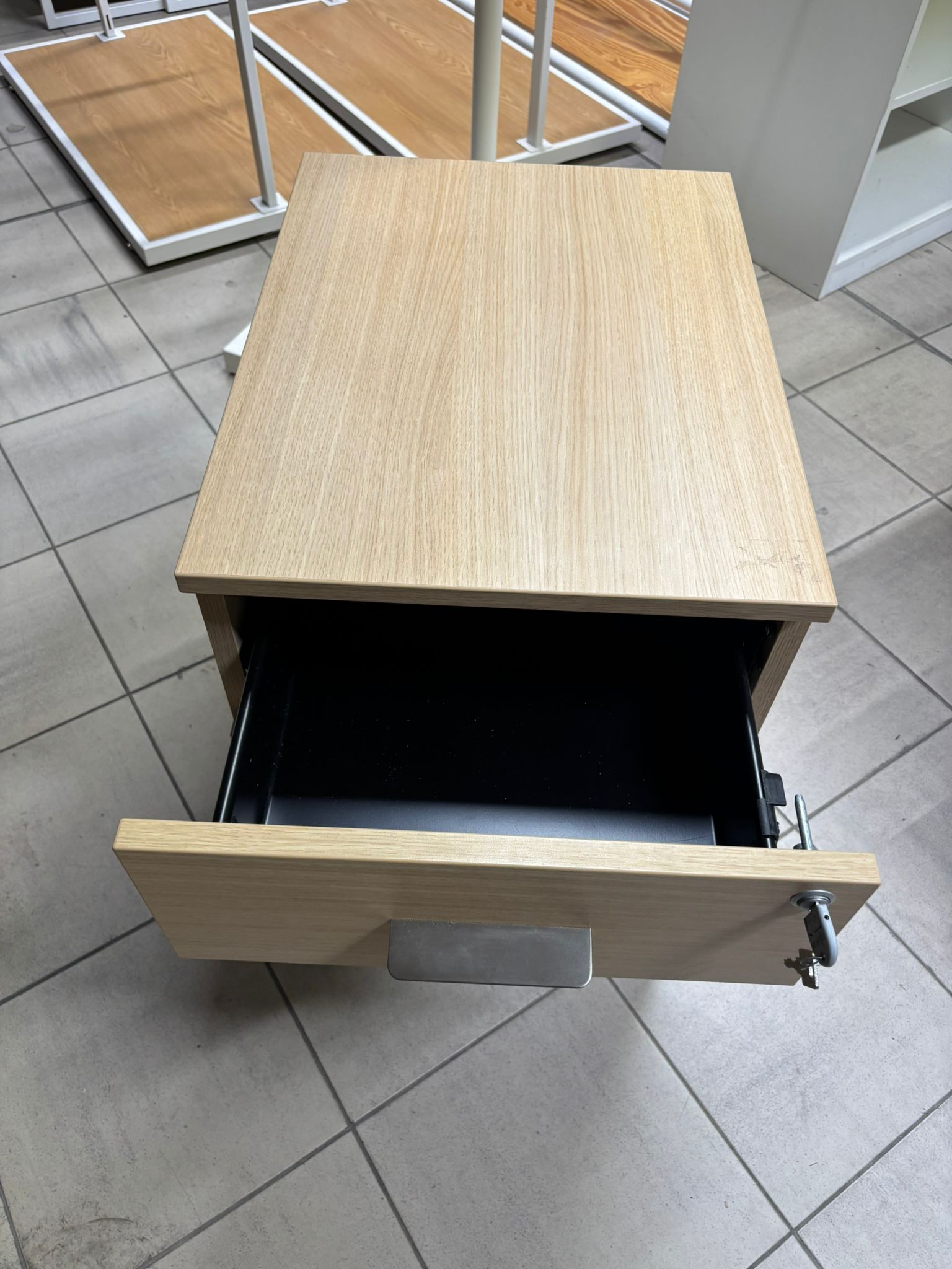 Caisson de bureau sur roulettes en bois beige avec serrure – H60 x L42 x P55,5 cm
