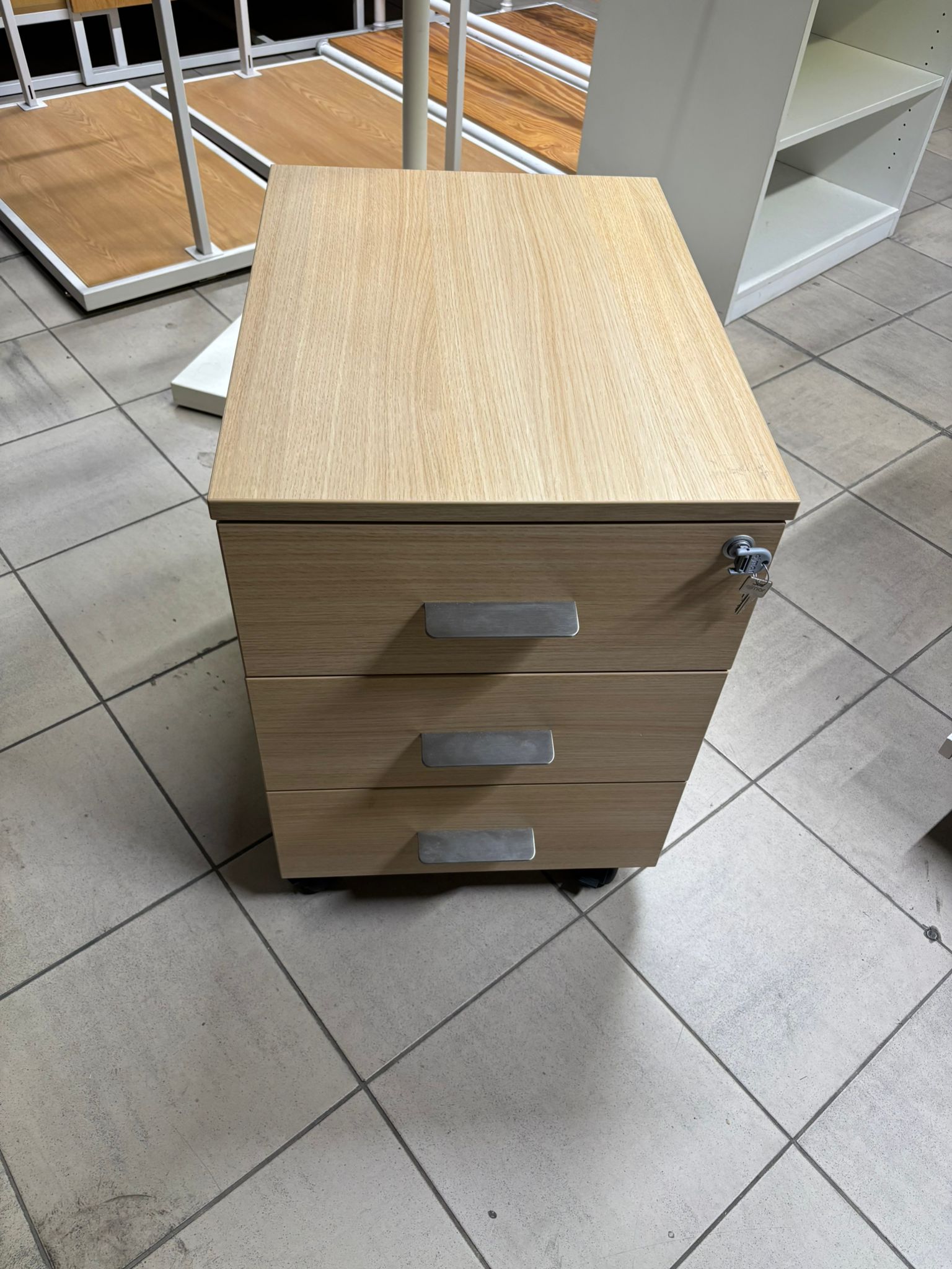 Caisson de bureau sur roulettes en bois beige avec serrure – H60 x L42 x P55,5 cm