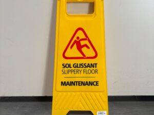 Panneau de signalisation “sol glissant” pliable en PVC jaune – H61 cm